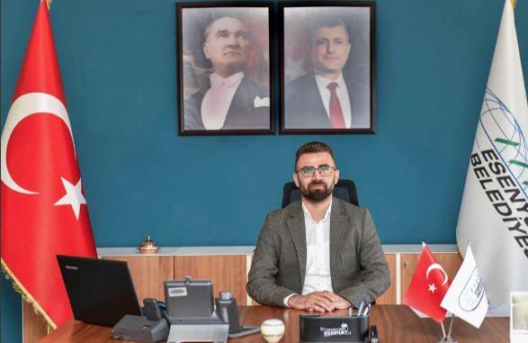 <p>Kılıç savunmasında,<strong> "Tutuklanmadan önce Esenyurt Belediyesi’nde sağlık işleri müdürüydüm. Fırat Sarı çocuğumun doktoruydu. Çocuğumla çok ilgilendi. Usulsüz hasta sevkiyle ilgili suçlamasını hiçbir şekilde kabul etmiyorum. Ben hiçbir hastadan ve hastaneden para almadım. Fırat Sarı ile hasta sevkiyle ilgili konuşmamın sebeibi, bir hastanenin müdürü hasta sevki için Fırat Sarı‘ya ulaşamadıklarını söyledi ben de Fırat Bey’in asistanın numarasını verdim. Sonra da Fırat Sarı’ya ulaştım 'Seni aradılar mı?' diye sordum. Görevim maddi durumu düşük insanlar bize ulaştığında biz hastaneden böyle bir talepte bulunuyoruz. 4 yıl boyunca evde sağlık hizmetinde çalıştım. Başkan benden 'Seni çok sevdik özellikle muhtarlar, oradaki muhataplardan, SGK’lardan iletişim kuracak birini istedi' ben de 'Yaparım' dedim makam olarak bir yere gelmek için kabul ettim. 112 bu kadar basit bir sistem değil. Sağlık Bakanlığı basit bir sistem değil, başhekimi vardır. Protokol olmadan hiçbir hekim, hastayı devralmaz" </strong>dedi.</p>
