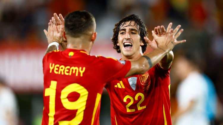 <p>4. Grup'ta ise son Avrupa Şampiyonu İspanya, 6 maçta 16 puan toplayarak grup lideri oldu. İspanya'yı 8 puanlı Danimarka takip etti.</p>