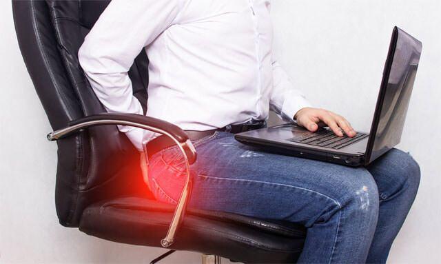 <p>Uzmanlar, tuvalette 10 dakikadan fazla kalmanın en belirgin zararlarından birinin <strong>hemoroid oluşumu</strong> olduğunu belirtiyor. Teksas Üniversitesi Güneybatı Tıp Merkezi’nden kolorektal cerrah <strong>Dr. Lai Xue</strong>, klozet oturağının vücudun alt kısmına baskı uyguladığını ve bunun kan dolaşımını engelleyerek damarların genişlemesine yol açtığını söylüyor. Bu durum, <strong>hemoroid</strong> gibi rahatsızlıkların ortaya çıkmasına neden olabilir. Yani, tuvalette uzun süre kalmak, <strong>hemoroid</strong> riskini artıran faktörlerden biridir.</p>