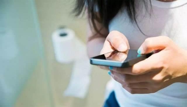 <p>Uzmanlar, tuvalette geçirilen süreyi sınırlamak için <strong>telefon, dergi veya kitap</strong> gibi dikkat dağıtıcı unsurların kullanılmaması gerektiğini belirtiyor. Zihinsel uyarıcılar, tuvalette geçirilen süreyi uzatabilir. Tuvalette <strong>10 dakikadan fazla kalmamak</strong> için, bu tür dikkat dağıtıcı unsurlardan kaçınılması sağlık açısından faydalıdır. Tuvalete yalnızca ihtiyacınız olan kadar gitmek, <strong>sindirim sağlığınızı korumanıza</strong> yardımcı olur.</p>
