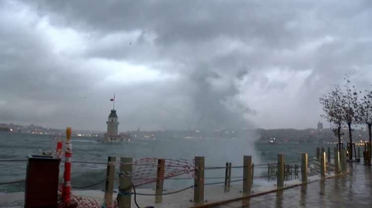 <p><span style="color:rgb(33, 37, 41)">Meteoroloji Genel Müdürlüğü'nün günlerdir yaptığı uyarıların ardından İstanbul'da şiddetli lodos ardından da yağmur etkili oldu. </span></p>
