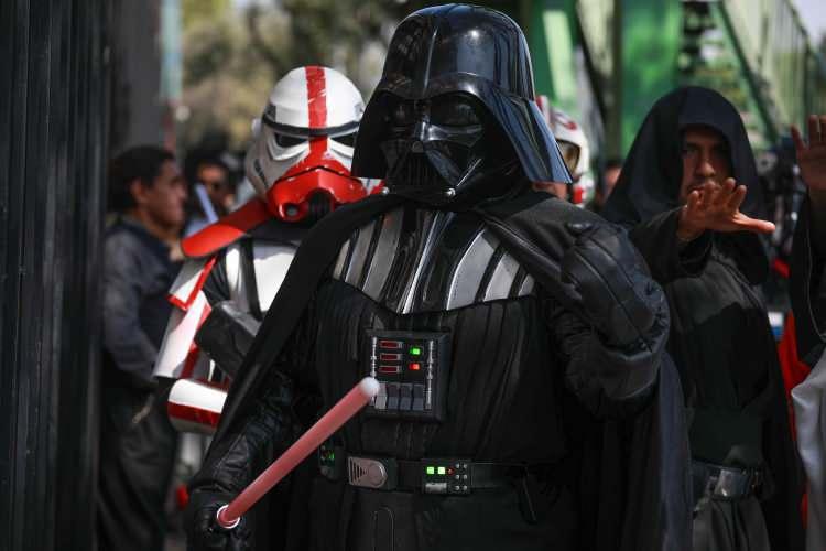 <p><strong><span style="color:#FF0000">DARTH VADER</span></strong></p>

<p>Star Wars hayranları her biri sevdikleri karakterlerin kostümlerini giyerek programa katıldı.</p>
