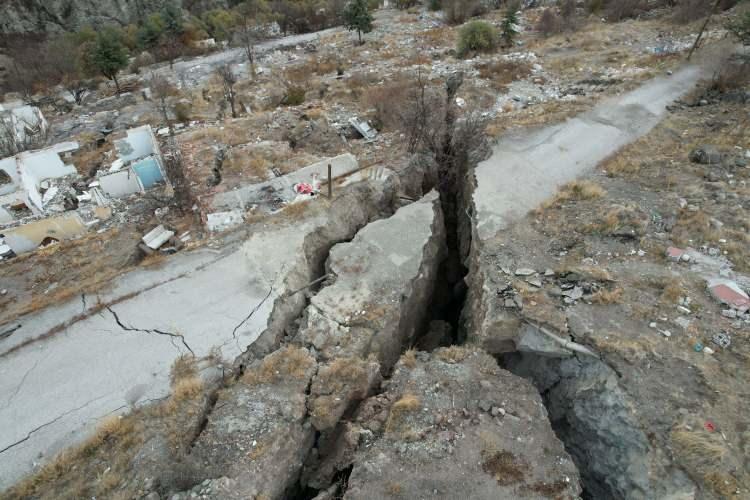 <p><strong>Her gün çatlaklar artıyor, toprak kaymaya devam ediyor. Çocuklar ve meraklı vatandaşlar buraya geliyor. </strong></p>
