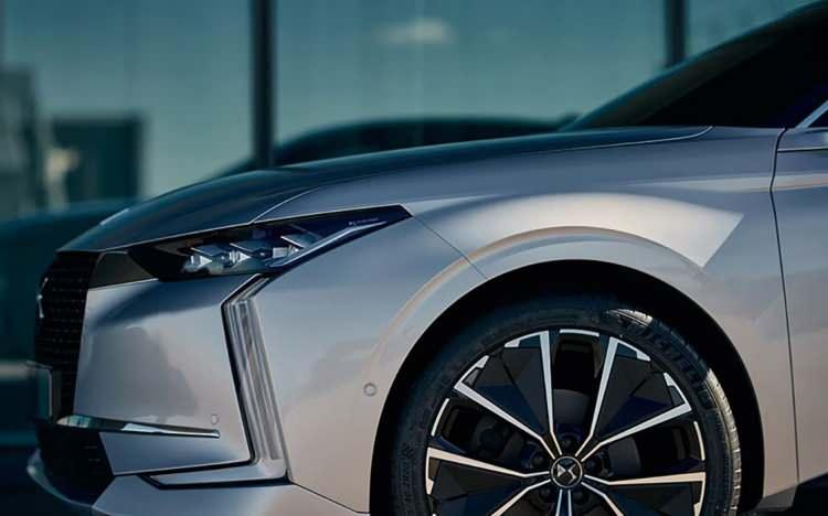 <p>Türkiye'de "PureTech 130 benzinli" ve "BlueHDi 130 dizel" motor seçenekleri ile sunulan DS 4 modeli, sekiz ileri oranlı tam otomatik şanzıman ile kombine ediliyor.</p>