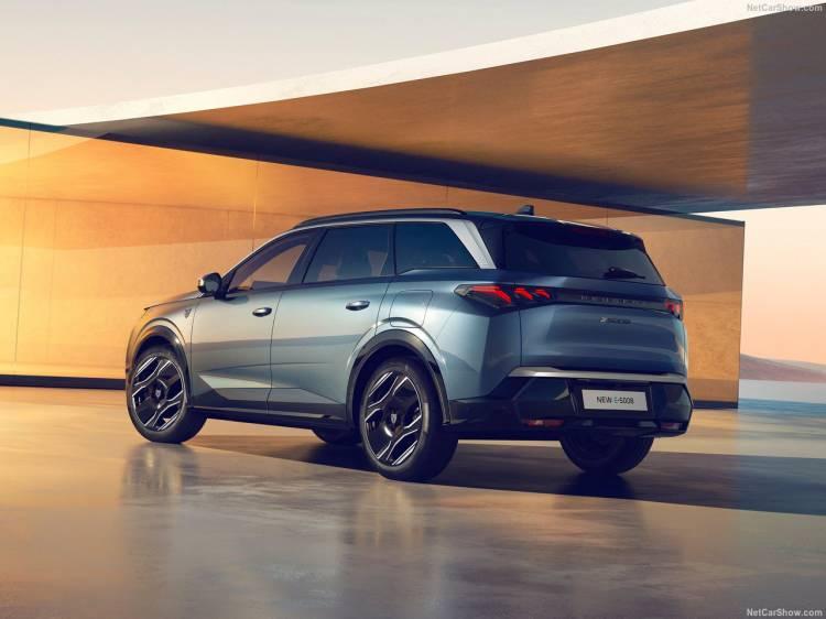 <p>Yeni Peugeot 5008 modellerinde yer alan farklı opsiyonlardan Panaromik i-Cockpit 45.000 TL, Nappa Deri Döşeme Elektrikli Ayarlanabilir Koltuklar ise 100.000 TL ve 77.778 TL'lik versiyonlarla gelecek.</p>
