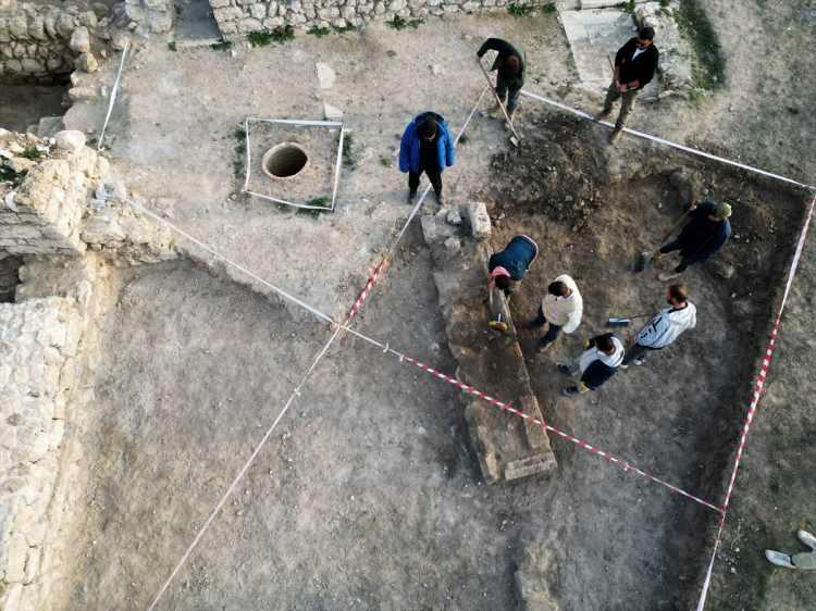 <p><span style="color:#000000"><strong>Geç Kalkolitik, Roma ve Erken Bizans dönemlerinde yerleşim yeri olarak kullanılan Karabük'ün Eskipazar ilçesindeki Hadrianopolis Antik Kenti'nde gerçekleştirilen arkeolojik kazılarda, dikkat çeken bir keşfe imza atıldı.</strong></span></p>