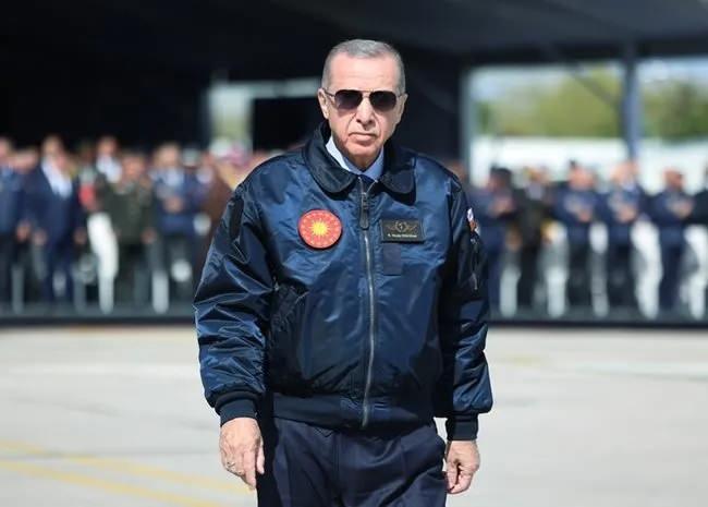 <p><span style="color:#B22222"><strong>CUMHURBAŞKANI ERDOĞAN KAÇINCI SIRADA?</strong></span></p>

<p> </p>

<p>Uzun boylu liderlerin, sadece fiziksel özelliklerinden ziyade güçlü duruşları ve etkili liderlik tarzlarıyla da tanındıkları bir gerçek. <strong>Boyları, pek çok kez protokol törenlerinde ve uluslararası buluşmalarda diğer liderlerin yanında fark edilir bir unsur olarak öne çıkmıştır. </strong></p>
