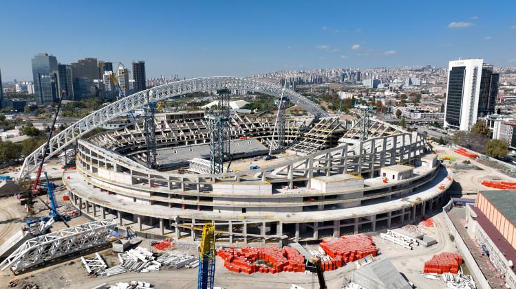 <p>160 bin metrekare kapalı alan üzerine UEFA ve FIFA kriterlerine göre inşa edilen stadyum tamamlandığında 45 bin seyirciyi ağırlayabilecek. </p>
