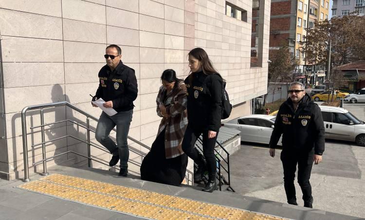 <div>Eskişehir Emniyet Müdürlüğü Asayiş Şubesi ekipleri, kapı dilini düşürme yöntemiyle 15 farklı adresten hırsızlık suçundan hakkında toplam 291 yıl 7 ay kesinleşmiş hapis cezası bulunan Ceylan Ç.’nin kendisine ait araçla Bursa’dan kente giriş yaptığını belirledi.</div>
