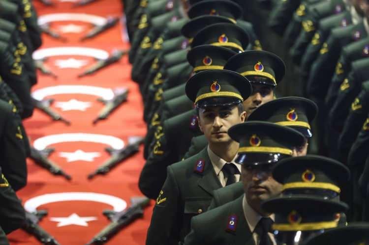 <p> </p>

<p>01 Ocak 2024 tarihinde düzeltilmemiş nüfus kaydına göre;</p>

<p> </p>

<p> </p>

<p>Ön lisans düzeyinde mezunlar için 25 yaşından büyük olmayanlar (01 Ocak 1999 ve daha sonraki doğumlular),</p>

<p> </p>

<p> </p>

<p>Lisans (Yüksek Lisans ve Doktora Dahil) düzeyinde mezunlar için 27 yaşından büyük olmayanlar (01 Ocak 1997 ve daha sonraki doğumlular)</p>
