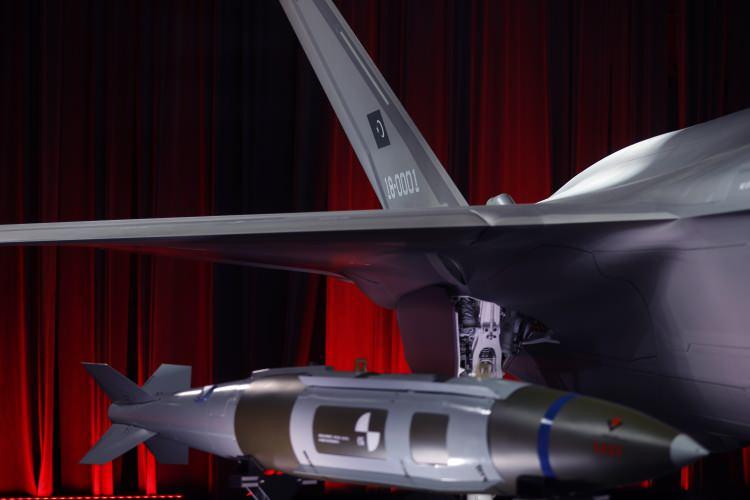 <p><span style="color:#B22222"><strong>TÜRKİYE MODERNİZASYONU KENDİSİ YAPACAK</strong></span></p>
<p> </p>
<p>Türkiye'nin F-16 Block 70 alımı için 1,4 milyar dolarlık bir ön ödeme yaptığının altı çizilen habede, Ankara'nın 79 adet modernizasyon kiti almayı planladığı ancak sonradan bu karardan vazgeçtiği ifade edildi.</p>