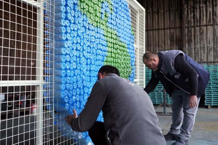 <p>Şuan için bin 200 pet şişe kullanılarak yapılan proje TÜYAP Fuarı’nda sergilenecek. </p>
