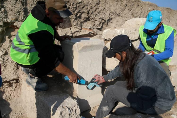 <p>Sütunlu caddenin kentin en önemli noktası olduğunu aktaran Ceylan, şunları kaydetti:</p>

<p>"Bu bölüm ziyaretçilerimizin çok fazla ilgisini çekiyor. Doğu-batı yönlü uzanan caddeyi bu ayın başından itibaren açmaya başladık. Şu ana kadar 4 sütun kaidesi bulduk. Ayrıca devam eden kazılarda Roma İmparatoru Hadrianus'a adanmış bir yazıt ortaya çıktı. Yazıtın tarihsel sürecine ilişkin inceleme sürüyor. Bu yazıt bize Hadrianus'un bir imparator olarak önemli bir kişilik olduğunu belgeli olarak gösteriyor."</p>
