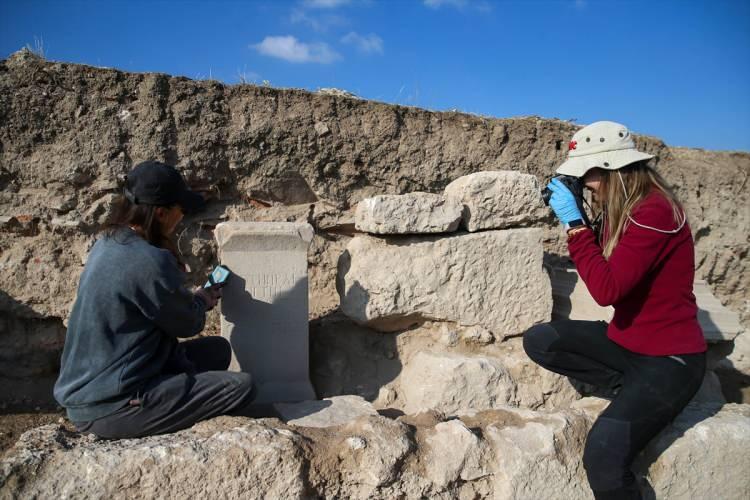 <p>Çalışmalarda Roma İmparatoru Hadrianus'a adanmış bir yazıta ulaşıldı. 80 santimetre uzunluğunda ve 35 santimetre genişliğindeki mermer yazıtta, "Kurtarıcı ve kurucu imparator Hadrianus Olimpios'a" şeklinde ifade bulunuyor.</p>

<p>Arkeoglar, imparator Hadrianus'un o dönemde kentlere yardımda bulunduğu, bunun karşılığında da bölge halkından kendisine övücü sözler beklediğini, kitabenin de bu amaçla yazılmış olabileceğini değerlendiriyor.</p>
