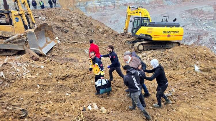 <p>Şoför, ekiplerin çalışmasıyla kurtarıldıktan sonra tedbir amaçlı hastaneye götürüldü. </p>
