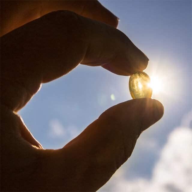 <p><strong>D vitamini</strong> ve <strong>kalsiyum</strong>, kolon kanseri riskini azaltmaya yardımcı olabilir. <strong>D vitamini</strong>, bağışıklık sistemini güçlendirirken, <strong>kalsiyum</strong> bağırsak sağlığını destekler. Kolon kanserinden korunma yolları arasında kalsiyum alımını artırmak ve D vitamini seviyenizi düzenli olarak kontrol ettirmeniz önemlidir. <strong>Günde 2 su bardağı süt</strong> veya yoğurt ve <strong>60 gram peynir</strong> tüketmek, kalsiyum alımınızı artıracaktır.</p>
