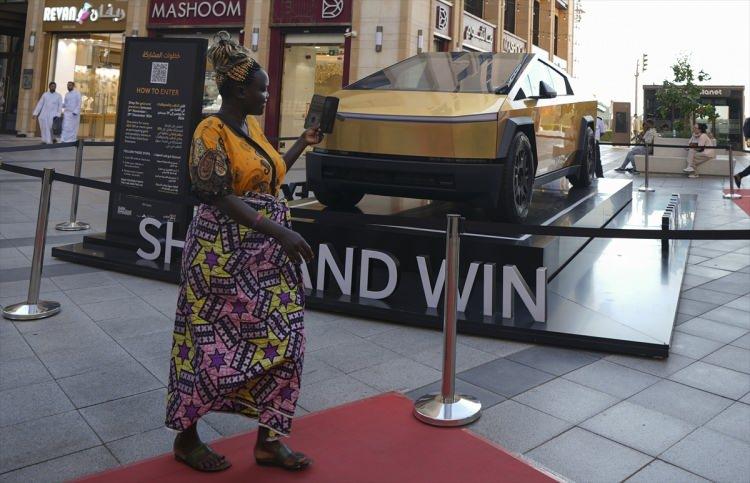 <p><strong>ALIŞVERİŞ YAPAN ALTIN KAPLAMA TESLA KAZANIYOR-</strong></p>

<p> </p>

<p>Öte yandan çarşının dış tarafında sergilenen ve benzeri olmayan 24 ayar altın kaplama Tesla'nın Cybertruck model arabası da turistlerden büyük ilgi görüyor.</p>

<p> </p>
