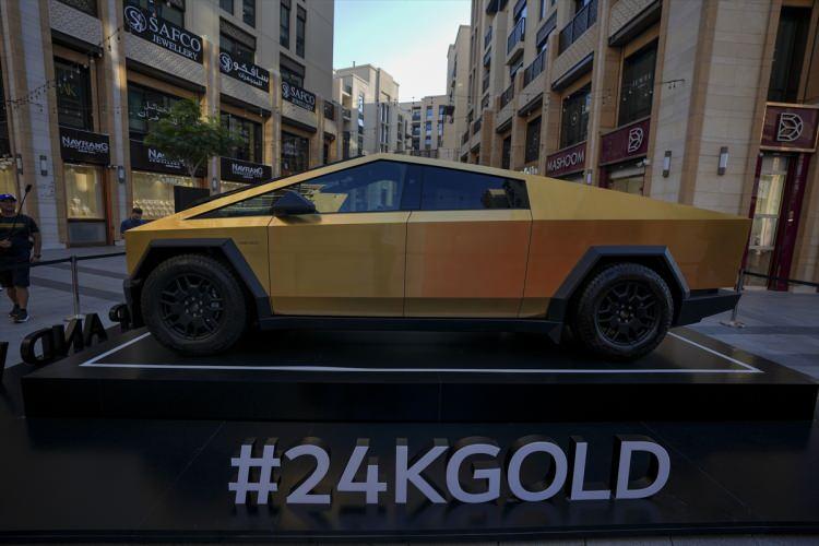 <p>Dubai Altın Çarşısı'nın eski ve yeni olarak iki bölüme ayrıldığını, 800 dükkanda ticaret yapıldığını anlatan Çaldağ, "Dubai enleri seviyor. </p>