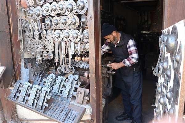 <p>Türkiye'nin birçok bölgesinde restorasyona alınan UNESCO'ya ait yapı ve sit alanlarının metal işlerini de yapan Özdemir'in kilitleri, yerli ve yabancı ziyaretçilerden ilgi görüyor.</p>
