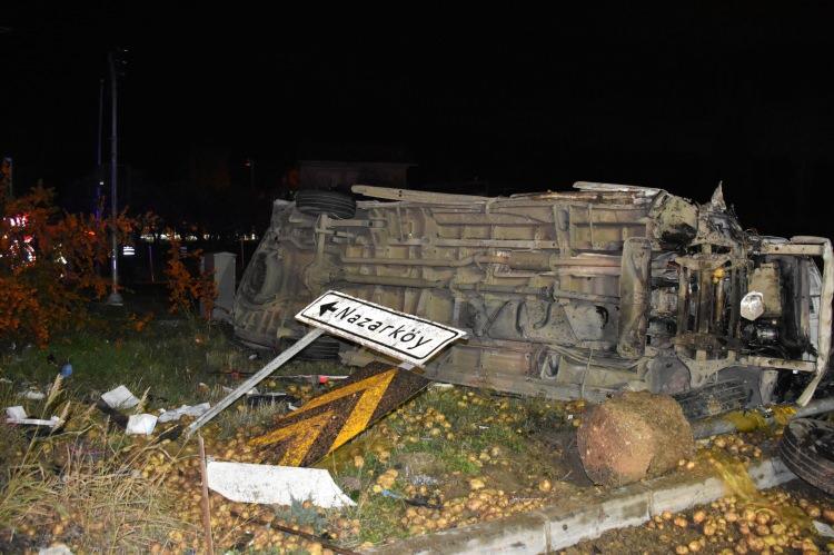 <p>Yaşamını yitiren 3 kişinin cenazesi ise kaza yerinde yapılan incelemenin ardından morga götürüldü.</p>
