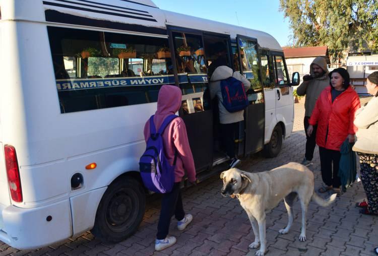 <p>Öğrenciler burada bekleyen ve diğer mahallelerden çocukları toplayan okul servisine binerek yaklaşık 3 kilometre mesafedeki Çevreli Bozoğlu- Tarkun Ortaokulu'na gidiyor. Okul bitiminde de aynı şekilde öğrenciler okul servisiyle limana geliyor ve tekneyle yaklaşık 15- 20 dakikalık yolculuk sonrasında Kaleköy'deki evlerine dönüyor.</p>

<p> </p>
