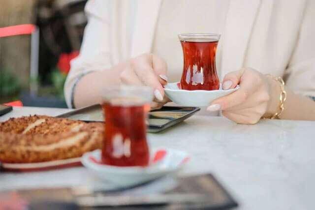 <p>Sabahları kahve veya çay içmek için en <strong>iyi zaman</strong>, genellikle <strong>kahvaltıdan 1-2 saat sonrasıdır</strong>. Aç karnına kahve ya da çay içmek <strong>mideyi rahatsız edebilir</strong>. Ayrıca, uzmanlar <strong>akşam saatlerinde çay ya da kahve içmekten kaçınılması gerektiğini</strong> de vurguluyor. <strong>Kafein</strong>, uyku düzenini bozabilir ve gece boyunca dinlenmenizi zorlaştırabilir.</p>
