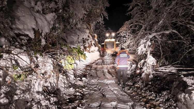 <p>Meteoroloji Genel Müdürlüğü, hava sıcaklıklarının cumartesi gününden itibaren batı kesimlerden başlayarak yurt genelinde 10 ila 15 derece, Karadeniz Bölgesi'nde yer yer 18 derece azalarak mevsim normalleri altına ineceğini duyurdu. </p>
