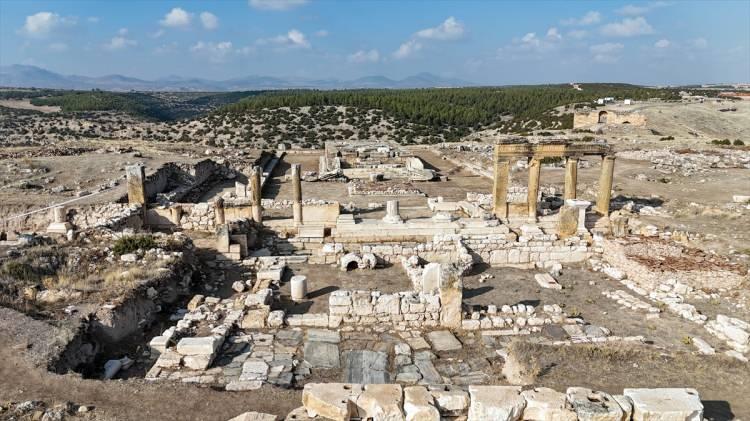 <p>Uşak'ın Ulubey ilçesindeki Blaundos Antik Kenti'nde devam eden kazı çalışmalarında Roma İmparatoru Hadrianus'a ithaf edilen kitabe bulundu.</p>

<p> </p>
