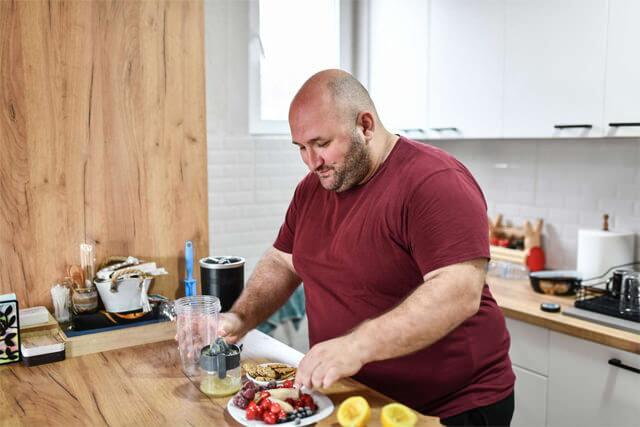 <p><strong>Fazla kilolar</strong>, kolon kanseri riskini artıran önemli bir faktördür. <strong>Obezite</strong>, özellikle karın bölgesinde yağlanmayı artırarak kanser riskini yükseltebilir. Kolon kanserinden korunma yolları arasında <strong>sağlıklı bir kiloya ulaşmak</strong> ve düzenli egzersiz yapmak yer alır. Sağlıklı bir kiloya ulaşmak, kanser riskini azaltabilir.</p>