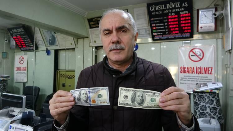 <p>Dolar banknotlarında paraya 45 derece eğimle bakıldığında 100, 50, 20 ve 10 sayılarının renginin bakırdan yeşile dönüşmesi gerekiyor.</p>

<p> </p>
