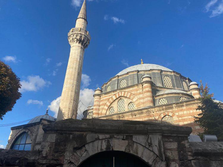 <p>İstanbul Fatih'te Sultan 3. Murat'ın Darüssade Ağası Mehmet Ağa tarafından inşa edilen, 439 yıllık Mehmed Ağa Camii'ne yapılan tadilat, görenleri şoke ediyor. </p>
