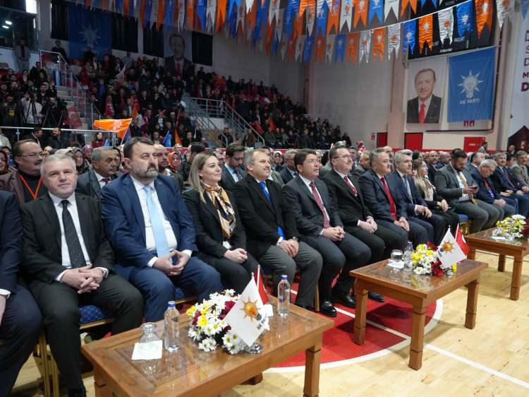 <p>Kongrede konuşan Bakan Tunç, <strong>“Kastamonu, Selçuklular'dan, Osmanlı'dan gelen bir medeniyet şehridir. Şehit Şerife Bacı'nın memleketidir. Kastamonu, kahraman bir şehirdir. Halime Çavuş'un memleketidir. Kastamonu, her yönüyle tarih kokan bir şehirdir. Hayatımın en güzel yılları Kastamonu'nun sokaklarında geçti. Buraları unutmamışız. Kastamonu, iktidarımız döneminde bir hayli gelişti. Özellikle belediye hizmetlerinde Tahsin Babaş döneminde çok fazla hizmetler kazandı. Tarihi evler yeniden hayata geçirildi. Kastamonu, doğa harikası bir şehirdir. Kanyonlarıyla, şelalesiyle, cam terasıyla gerçekten görülmeye değer bir şehirdir. Sahildeki güzellikleri ve llgaz Dağı'ndaki güzellikleriyle Kastamonu, hem tarih hem kültür şehri hem de turizm şehridir. İnşallah Kastamonu'ya daha güzel eserleri kazandırmanın gayreti içerisinde olacağız”</strong> dedi.</p>
