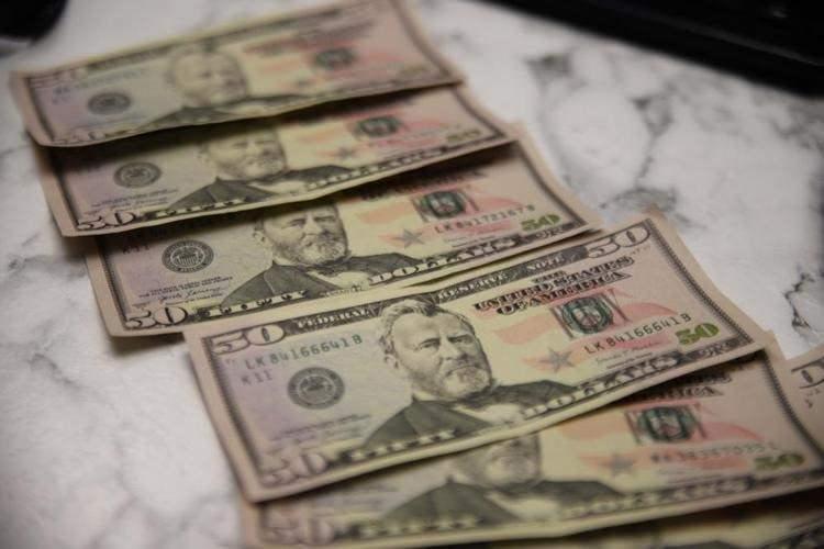 <p>Bankalar ve bazı döviz bürolarının, sahte paraların yayılmasını engellemek adına 50 dolarlık Amerikan Doları alımını durdurduğunu söyledi. </p>
