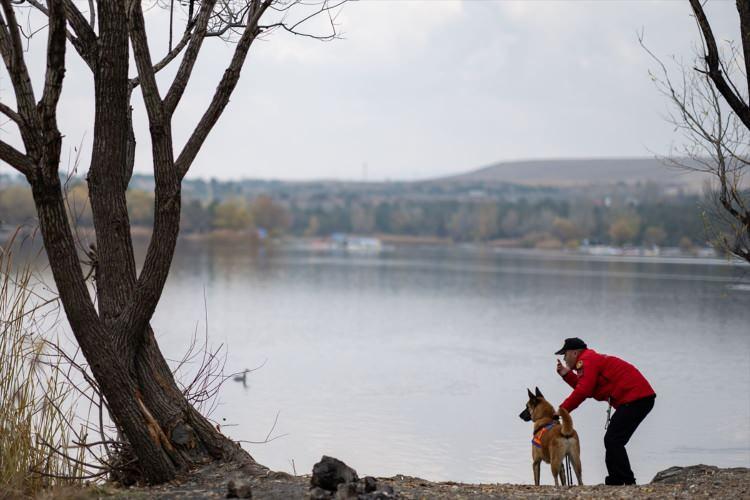 <p>Mavi Göl'de eğitime çıkarılan köpekler, jandarmaya ait botlara bindirilerek, cansız mankene yerleştirilip dibe batırılan kadavranın yerini kısa sürede tespit etti. </p>
