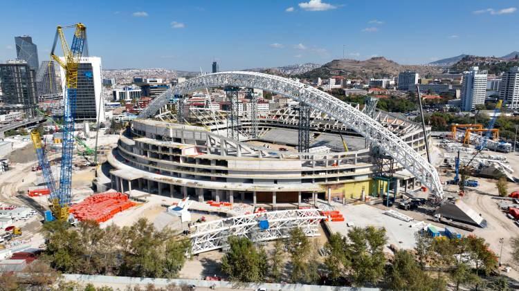 <p>Çevre, Şehircilik ve İklim Değişikliği Bakanlığı, Toplu Konut İdaresi Başkanlığı (TOKİ) Ankara’da 19 Mayıs Stadyumu’nun yerine 285 metreyle dünyanın en uzun çelik çatı açıklığına sahip 3’üncü stadyumunu inşa ediyor.</p>
