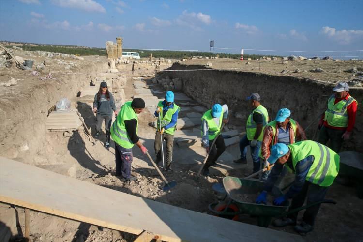 <p>Önlerinde 4 yıllık bir çalışma planı olduğunu anlatan Ceylan, "Cadde antik kentin kalbi diyebiliriz. Antik kentin sütunlu cadde bölgesi Roma'dan sonra Bizans döneminde aynı önemini ve ihtişamıyla devam etmiş. Belgelendirme sonrası burada restorasyon ve rölöve çalışmalarıyla antik caddeyi ayağa kaldırmayı planlıyoruz." ifadelerini kullandı.</p>

<p> </p>
