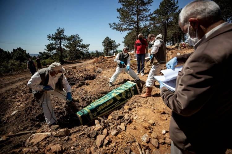 <p>Oldukça geniş bir aileye sahip olan Naile Gökcük'ün salasının verilmesi üzerine Ilıdağ Köyü'nde Aydın'da bulunan pek çok yakını cenaze programı için işlerinden izin aldı.</p>

<p> </p>
