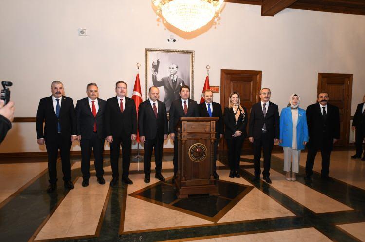 <p><strong>Hakimler savcılar kurulu, anayasa mahkemesinin yapısı, milli güvenlik kurulunun yapısı demokratik hukuk devleti ilesine uyarlandı. Anayasamızda darbeciler yargılanamaz diye bir madde vardı, kaldırdık. 12 Eylül darbecileri ahir ömürlerinde milletin huzurunda yargının huzuruna çıkıp hesap verdiler”</strong> </p>
