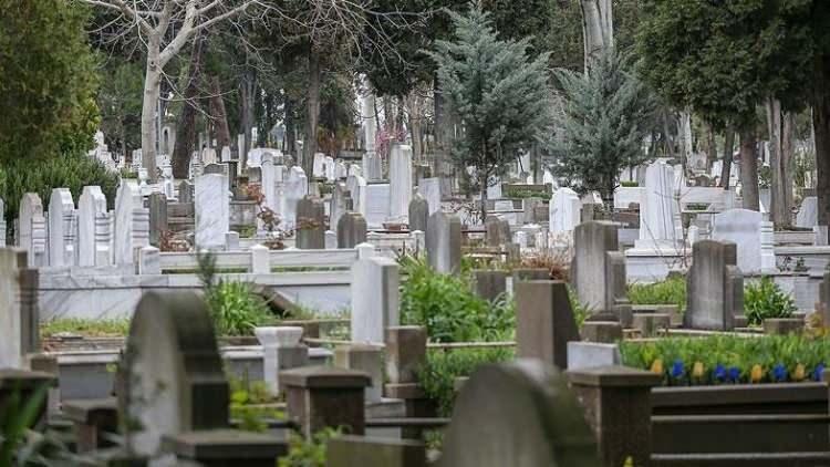 <p>Hastanedeki sağlık görevlilerinin ‘cenaze aracı isteyin' uyarısı üzerine ilgili yerleri ve köyü arayıp cenaze hazırlığına başladıklarını belirten Naile Gökcük'ün oğlu Fatih Gökcük, <strong>“Annemi hastaneye getirdik. Kan ve idrar örnekleri alındı. Sonuçları beklendiği sırada yanıma gelen hastanenin sağlık görevlisi ‘cenaze aracı isteyin' dedi. Ben de bunun üzerine köydeki yakınlarımı arayıp durumu bildirerek cenaze hazırlığı yapılmasını istedim. Annemin salasını verdirdik. Hazırlığa başladık. Daha sonra sağlıkçılar tekrar yanımıza gelip, annemin kalbini yeniden çalıştırdıklarını belirttiler”</strong> diye konuştu.</p>
