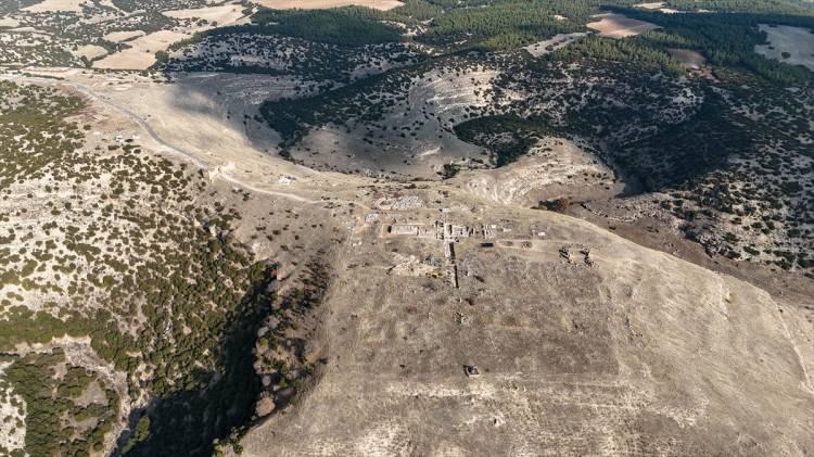 <p>Uşak'ın Ulubey Blaundos Antik Kenti'nde bulunan, 80 santimetre uzunluğunda ve 35 santimetre genişliğindeki mermer yazıtta, "Kurtarıcı ve kurucu imparator Hadrianus Olimpios'a" ifadesi yer alıyor.</p>
