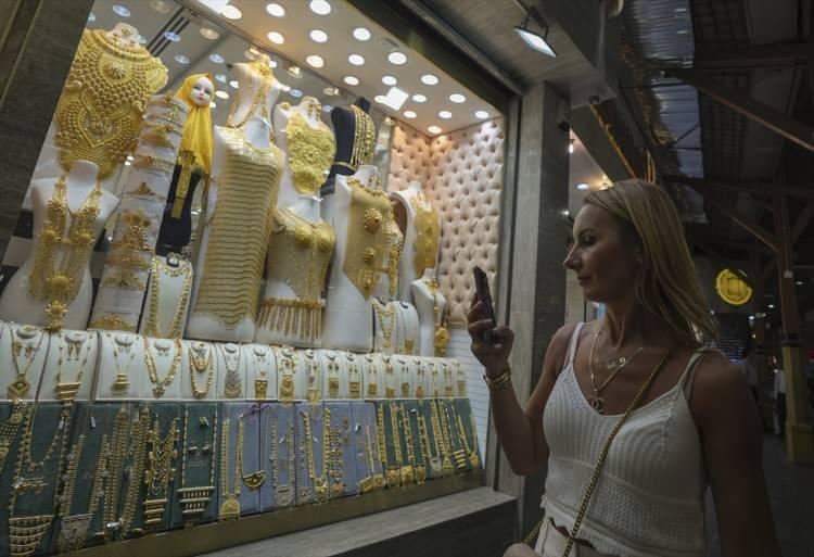 <p>Dubai'nin bu konuda merkez olduğuna dikkati çeken Çaldağ, "Biz, tek bir nokta olarak Dubai'yi belirliyoruz, bütün Orta Doğu'dan alıcılar buraya gelip, buradan Türk ürünlerini alıyor." ifadelerini kullandı.</p>
<p> </p>