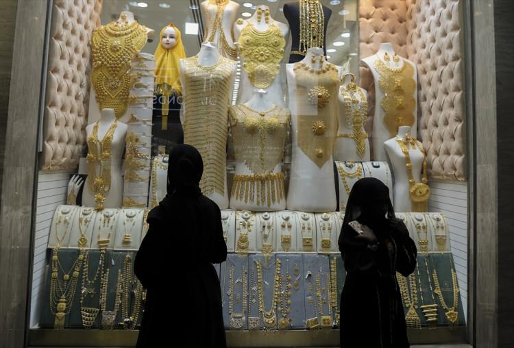 <p>Dubai'nin üretici ve alıcının buluştuğu nokta olduğunu vurgulayan Çaldağ, "Örnek veriyorum Suudi Arabistan'daki gelip bizim ürünlerimizi buradan alıyor. Irak'taki müşteri gelip bizim ürünlerimizi buradan tercih ediyor." dedi.</p>
<p> </p>