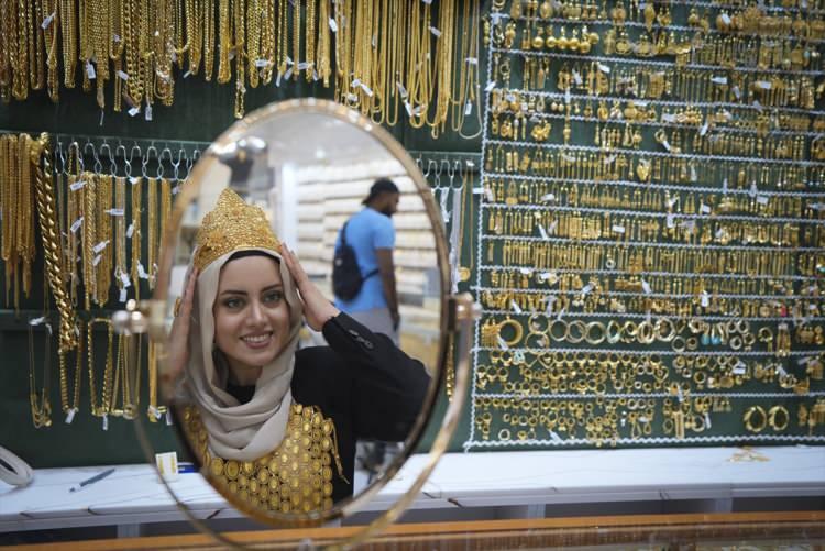<p><strong>TÜRKİYE’DEN 10 AYDA 2,1 MİLYAR DOLARLIK ALTIN-</strong></p>
<p> </p>
<p>Türkiye'den Dubai'ye 2015'ten bu yana altın ihracatı yapan Ömer Çaldağ, yaptığı açıklamada, Türkiye'nin BAE'ye yaptığı altın ihracatına ilişkin bilgi verdi.</p>
