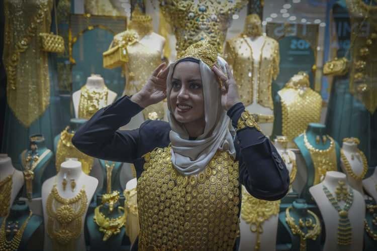 <p><strong>ALTINDAN BLUZ İLGİ ODAĞI OLDU-</strong></p>
<p> </p>
<p>Dubai'de yaşayan Türk vatandaşı Merve Erkol da çarşıda sergilenen birçok altın kıyafetten biri olan bluz şeklinde kolye ile kemer, bilezik, yüzük ve taçtan oluşan seti üzerine giydi.</p>