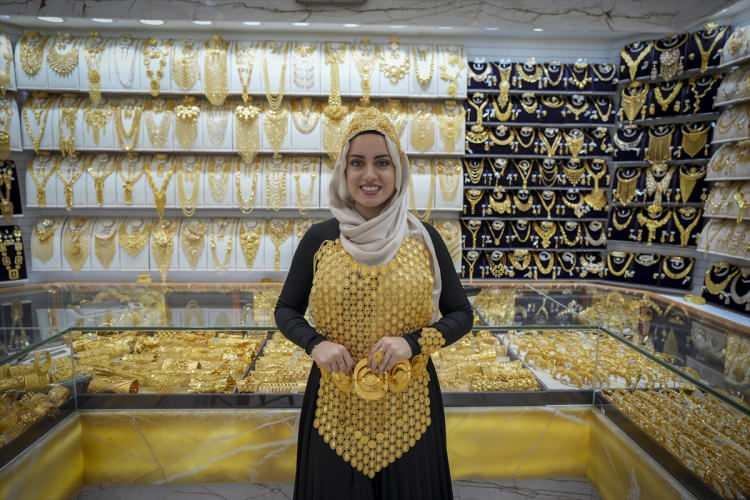 <p>Dubai'nin Deira bölgesinde bulunan Dubai Altın Çarşısı, 50 yılı aşkın süredir altın tüccarlarının ve altın sevenlerin uğrak noktalarının başında geliyor.</p>
<p> </p>