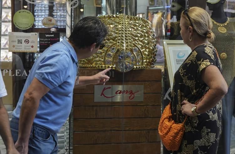 <p>Najmat Taiba (Taiba'nın yıldızı) adı verilen, 5,17 kilogram değerli taşlarla işlenen 21 ayar altın yüzüğün halkasının iç çapı 49 santimetre, ağırlığı ise yaklaşık 64 kilogramı buluyor. </p>
<p> </p>