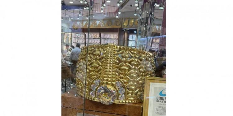 <p>Turistlerin görmek için çarşıya geldiği yüzüğe yaklaşık 3 milyon dolar değer biçiliyor.</p>
