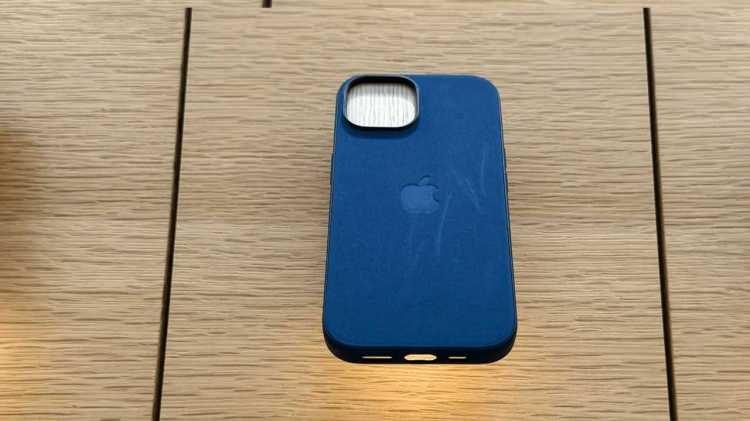 <p><span style="color:#B22222"><strong>2) İNCE DOKUNMUŞ IPHONE KILIFLARI</strong></span></p>
<p> </p>
<p><br />
Şaşırtıcı şekilde üretimi durdurulan ve Apple Store’da satışı kaldırılan ürünler arasında iPhone kılıfları da yer alıyor. Geçtiğimiz yıl piyasaya çıkan iPhone 15 serisiyle birlikte Apple, çevre dostu deri kılıfı FineWoven ürünlerini de tanıtmıştı. Ancak çok tatmin edici olmadı. </p>