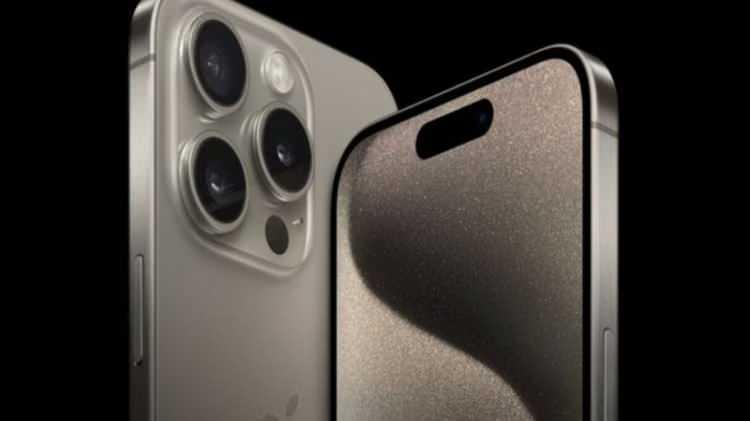 <p><span style="color:#B22222"><strong>6-7) IPHONE 15 PRO VE IPHONE 15 PRO MAX</strong></span></p>
<p> </p>
<p>Apple, iPhone XS'in piyasaya sürüldüğü 2018'den bu yana gelenek olduğu üzere, bir kez daha önceki nesil amiral gemisi iPhone'ları kullanımdan kaldırdı; yani iPhone 15 Pro modelleri, iPhone 16 Pro modellerinin tanıtılmasıyla birlikte ortadan kalktı.</p>