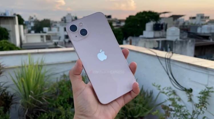 <p><span style="color:#B22222"><strong>8- IPHONE 13</strong></span></p>
<p> </p>
<p>Apple, daha uzun pil ömrü, yeni bir kamera sistemi ve daha küçük bir çentik gibi bir dizi yükseltmeyle 2021'de iPhone 13'ü tanıttı. 799 dolardan başladı ve yıllar içinde bir dizi fiyat indirimi aldı ve durdurulmadan önce 599 dolara kadar düştü.</p>